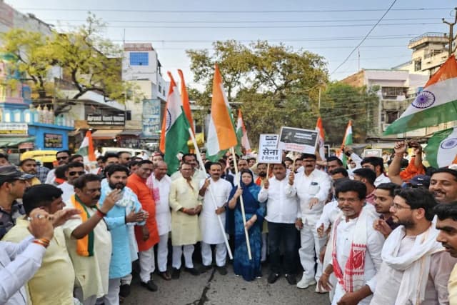 Chandauli News: ऑपरेशन सिंदूर की सफलता और भारतीय सेना का मनोबल बढ़ाने को लेकर निकाली गई तिरंगा यात्रा.