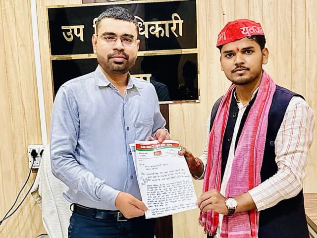 Sonbhadra News: स्पीड ब्रेकर की मांग को लेकर एसडीएम से मुलाक़ात, युवजन सभा नेता ने सौंपा ज्ञापन.
