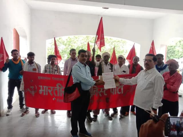 Sonbhadra News: कलेक्ट्रेट पर भाकपा का जोरदार प्रदर्शन, सांप्रदायिक, जातिवादी हिंसा और समाज में बढ़ रहे नफ़रत को रोकने की मांग.