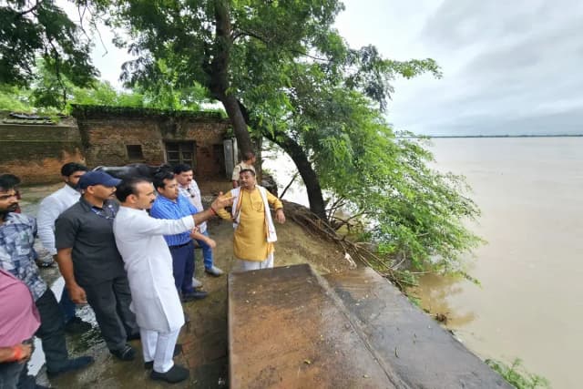 Chandauli News: बाढ़ पीड़ितों के बीच अधिकारियों संग पहुंचे विधायक सुशील सिंह, प्रभावितो का जाना हाल.