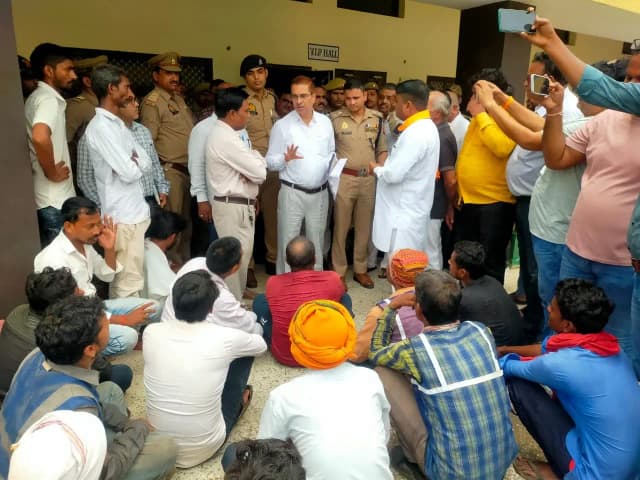 Sonbhadra News: मजदूरों की बकाया भुगतान को लेकर डीएम से मिलने पहुंचे अपना दल (एस) के जिलाध्यक्ष अंजनी पटेल.