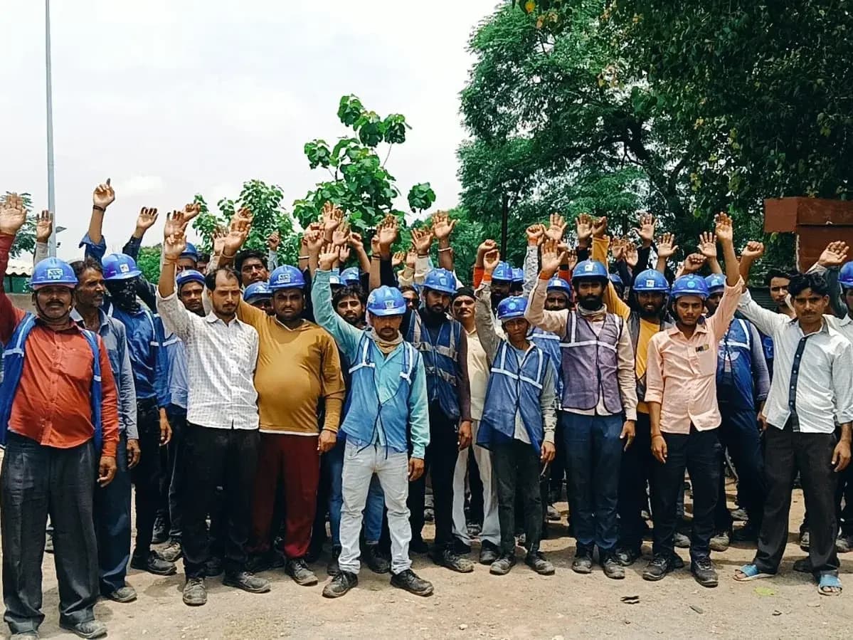 Sonbhadra News: 3 माह से अधिक बीत जाने के बाद भी वेतन न मिलने से नाराज़ मज़दूरों ने किया प्रदर्शन.