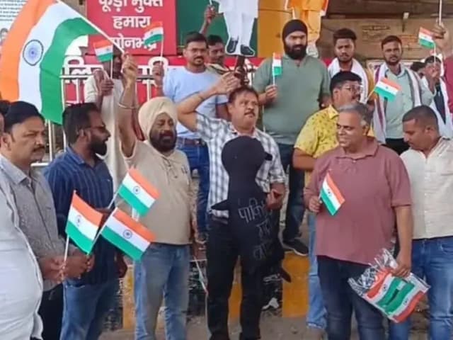 Sonbhadra News: सेना का मनोबल बढ़ाने के लिए व्यापारी वर्ग ने देश और सेना के समर्थन में लहराया तिरंगा.