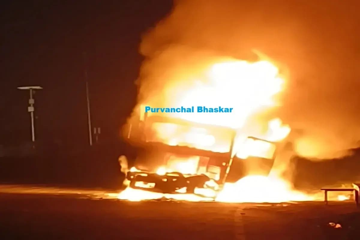 Chandauli News: शॉर्ट सर्किट से धू-धू कर जल उठा डंपर, क्लीनर ने कूदकर बचाई जान.
