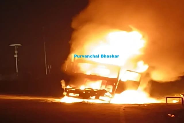Chandauli News: शॉर्ट सर्किट से धू-धू कर जल उठा डंपर, क्लीनर ने कूदकर बचाई जान.