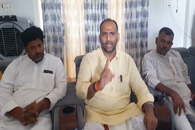 Chandauli News: पूर्व सपा विधायक ने लगाया बड़ा आरोप, बीजेपी विधायक ने चहेतों को दिलाया नहर सफाई का टेंडर.