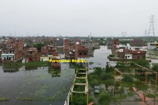 Chandauli News: गंगा के तटीय इलाके में बाढ़ के पानी में डूबे कई गांव.