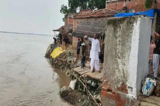Chandauli News: पूर्व सपा विधायक ने कि मांग, गंगा के किनारे बसे ग्रामीणों को जमीन और आवास प्रदान करे सरकार.