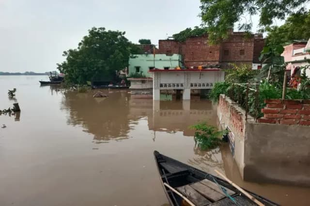 Chandauli News: गंगा का जलस्तर बढ़ने से बाढ़ प्रभावित गांवों के लोगों की बढ़ी दुश्वारियां.