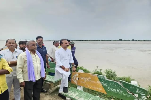 Chandauli News: बाढ़ प्रभावित गांवों में पहुंचे विधायक सुशील सिंह, पीड़ितों की मदद का अधिकारियों को दिया निर्देश.
