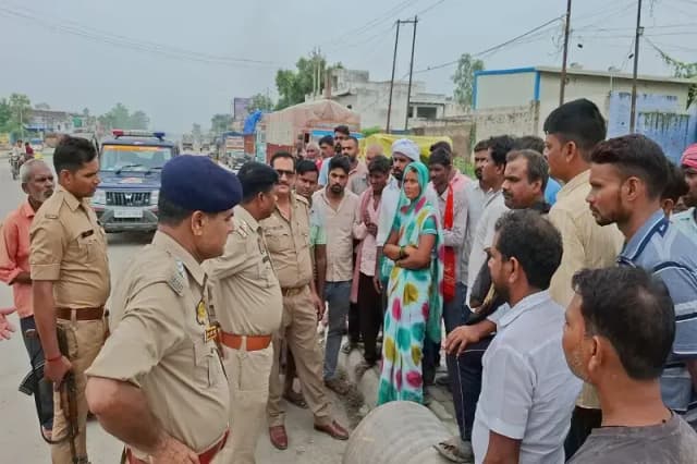 Chandauli News: मशीन फटने से मजदूर की मौत, परिजनों का हंगामा.

