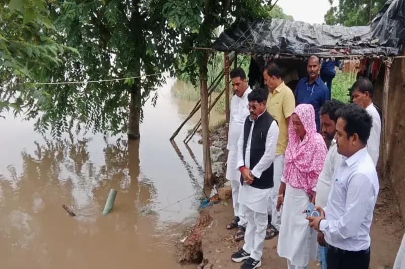 Chandauli News: राज्यमंत्री संजीव गोंड ने दिया भरोसा, बाढ़ पीड़ितों को हर संभव मदद के लिए सरकार संकल्पित.