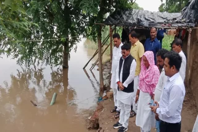 Chandauli News: राज्यमंत्री संजीव गोंड ने दिया भरोसा, बाढ़ पीड़ितों को हर संभव मदद के लिए सरकार संकल्पित.