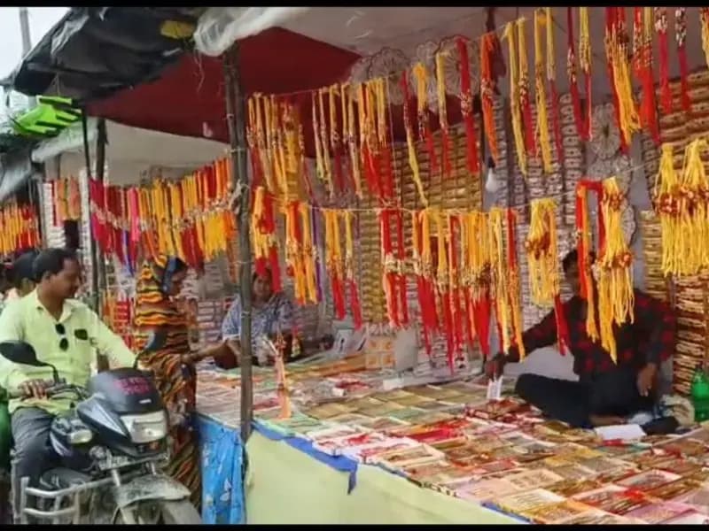 Sonbhadra News: स्थानीय दुकानदारों के लिए अभिशाप बना ऑनलाइन शॉपिंग, रक्षाबंधन त्यौहार पर बाज़ार में दिखा सन्नाटा.