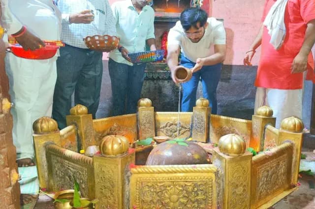 Chandauli News: बाबा जागेश्वर नाथ का आशीर्वाद लेकर आश्रम पद्धति विद्यालय पहुंचे डीएम, लापरवाही पर लगाई फटकार. 