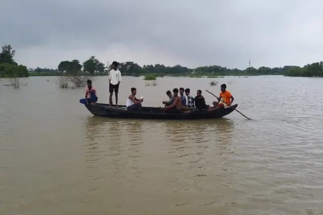 Chandauli News: दर्जनों बाढ़ प्रभावित गावों के लिए एसडीएम के निर्देश पर नावों का संचालन, हेल्प लाइन नंबर जारी.  
