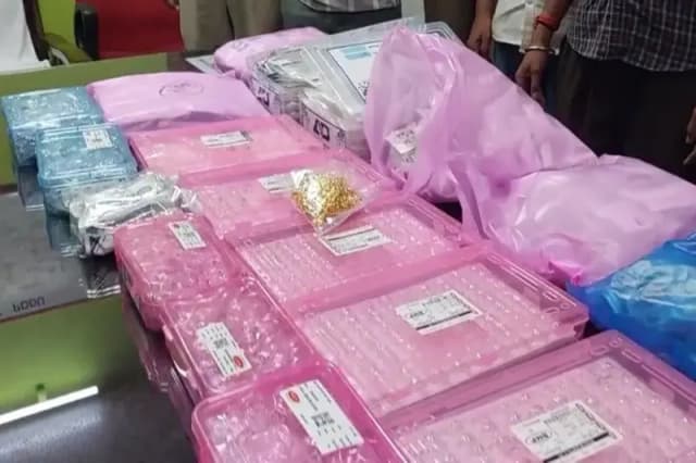 Chandauli News: लाखों के जेवरात लेकर बिहार जा रहे दो युवक चढ़े आरपीएफ जीआरपी के हत्थे. 