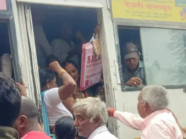 Sonbhadra News: बसों में मुफ्त यात्रा करेंगी महिलाएं, एक सहयात्री का टिकट भी माफ, अत्यधिक भीड़ बनी परेशानी की वजह.