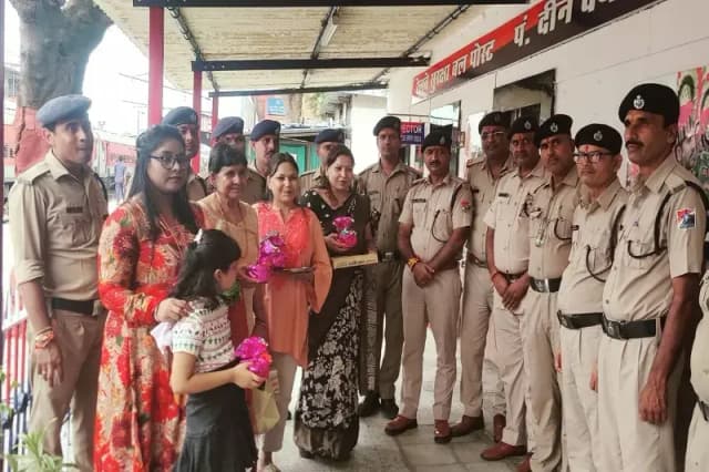 Chandauli News: आरपीएफ जवानों को बांधी गई राखियां.