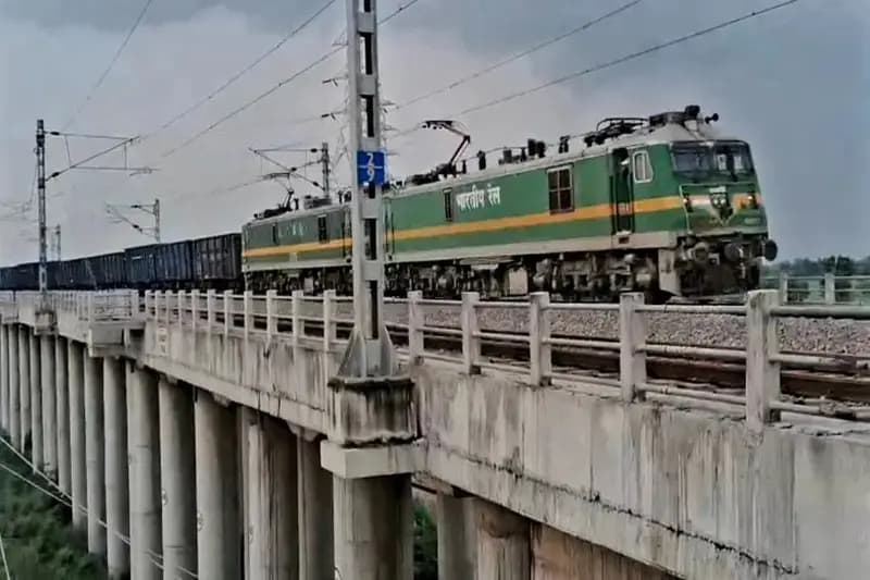 Chandauli News: डीडीयू रेल मंडल ने गढ़ा कीर्तिमान, रेल पटरी पर पहली बार दौड़ी 4.5 किलोमीटर लंबी मालगाड़ी ‘रूद्रास्त्र.