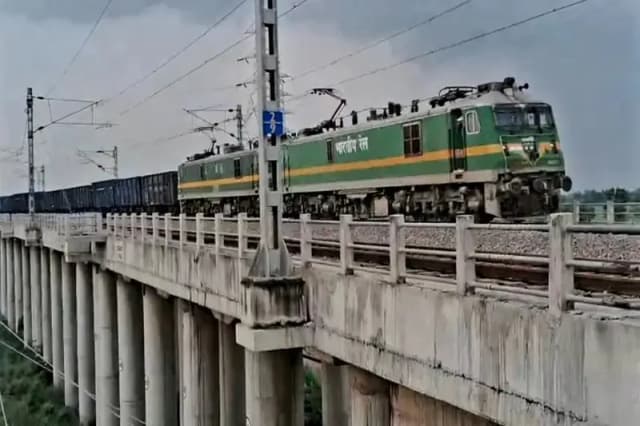 Chandauli News: डीडीयू रेल मंडल ने गढ़ा कीर्तिमान, रेल पटरी पर पहली बार दौड़ी 4.5 किलोमीटर लंबी मालगाड़ी ‘रूद्रास्त्र.