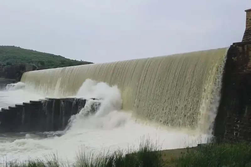 Chandauli News: एक बार फिर लतीफशाह बीयर हुआ ओवरफ्लो, मुसाखांड़ बांध से छोड़ा गया 11,988 क्यूसेक पानी.