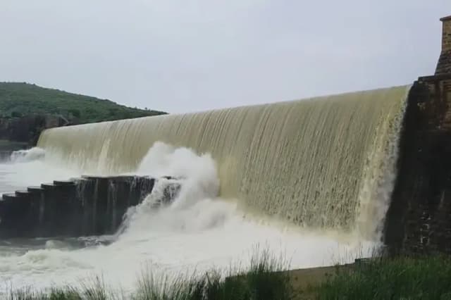 Chandauli News: एक बार फिर लतीफशाह बीयर हुआ ओवरफ्लो, मुसाखांड़ बांध से छोड़ा गया 11,988 क्यूसेक पानी.