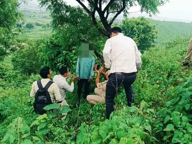 Sonbhadra News: नीम के पेड़ पर फंदे से लटकाता मिला शव, परिजनों में मचा कोहराम.