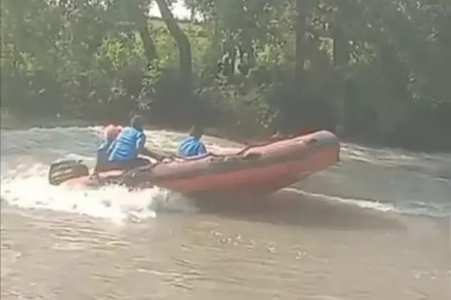 Chandauli News: नदी में नहाने गया किशोर डूबा, खोजबीन में जुटी पीएसी की टीम.