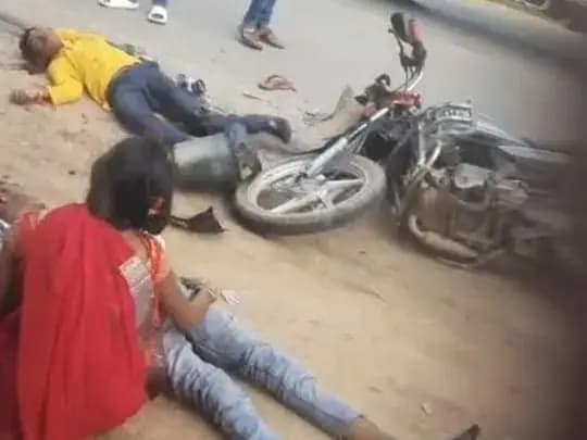 Sonbhadra News: दो बाइको की आमने-सामने की जबरदस्त टक्कर, एक की मौत, 3 गंभीर जिला अस्पताल रेफर.