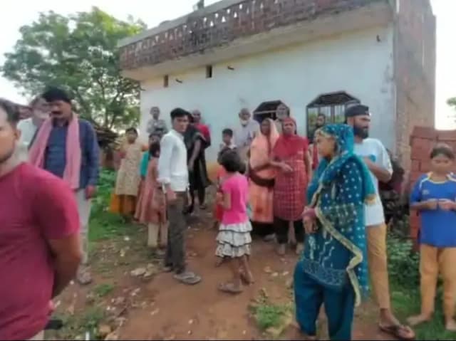 Sonbhadra News: संदिग्ध परिस्थितियों में विवाहिता का फंदे से लटकता मिला शव, मायका पक्ष ने लगाया हत्या का आरोप.