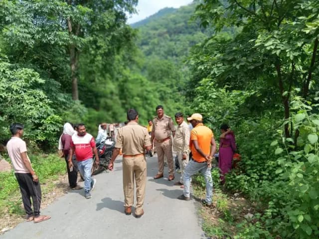 Sonbhadra News: अमिला धाम से दर्शन कर वापस लौट रही श्रद्धालुओं से भरी कमाण्डर घाटी में पलटी.