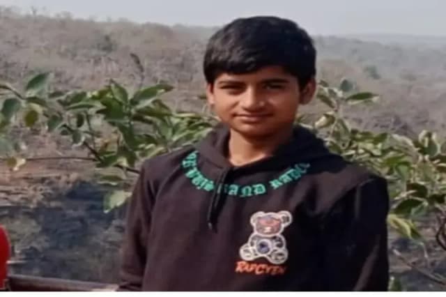 Chandauli News: दोस्तों संग नदी में नहाने गए किशोर का 24 घंटे बाद गोताखोरों ने बरामद किया शव.