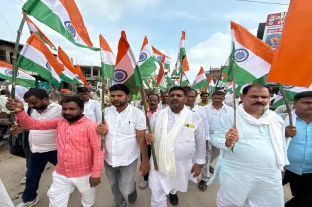 Chandauli News:निकाली गई तिरंगा यात्रा भारत माता की जय, वंदे मातरम से गुंजायमान हुआ क्षेत्र.