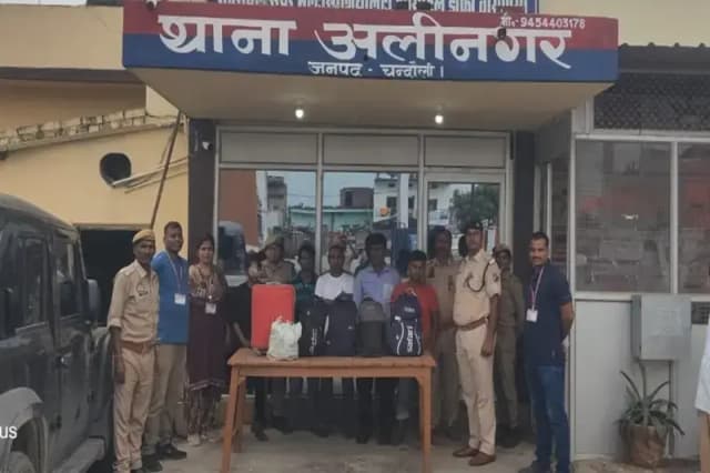 Chandauli News: विशेष अभियान में अवैध देशी और अंग्रेजी शराब के साथ पांच तस्कर गिरफ्तार. 