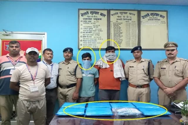 Chandauli News: 8.5 किलो चांदी के जेवरात के साथ पकड़े गए दो युवक, वाराणसी से बक्सर ले जा रहे थे जेवरात. 
