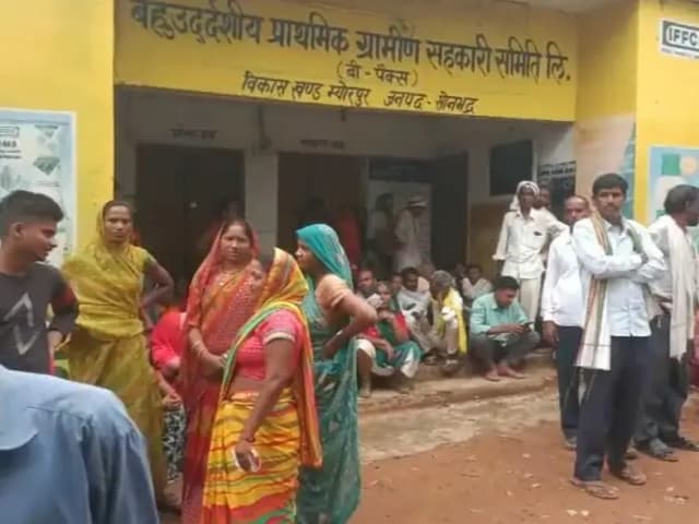 Sonbhadra News: यूरिया को लेकर लैंपस कार्यालय पर किसानों का जमकर हंगामा, बुलानी पड़ी पुलिस.