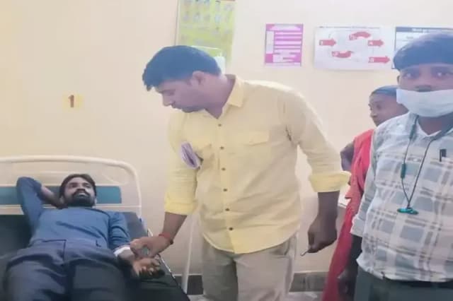 Chandauli News: सर्प दंश के शिकार दो लोगों को समय पर पहुंचाया गया अस्पताल, बच गई दोनों की जान. 
