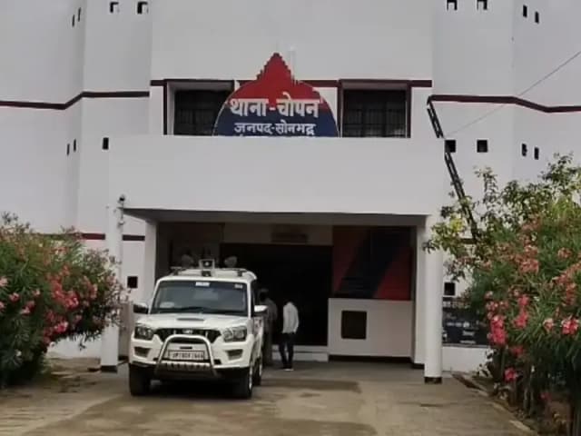 Sonbhadra News: बाइक अनियंत्रित होकर गड्ढे में गिरी, बाइक चला रहे युवक की मौत.
