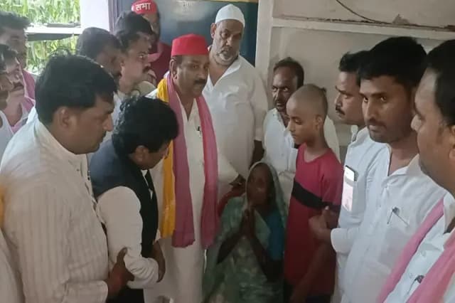 Chandauli News: सपा प्रदेश अध्यक्ष ने सीआरपीएफ जवानों के परिजनों को बंधाया ढांढस.
