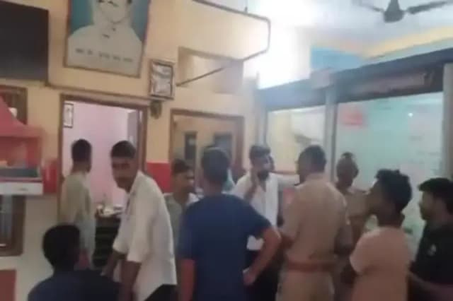 Chandauli News: निजी अस्पताल में इलाज के दौरान युवती की मौत, परिजनों ने लगाया लापरवाही का आरोप.