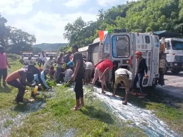 Sonbhadra News: मारकुंडी घाटी में डीजल लदा टैंकर पलटा, डीजल भरने के लिए मची होड़.