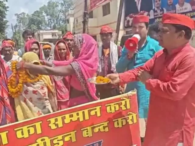 Sonbhadra News: महिलाओं पर लाठीचार्ज के विरोध में सपा का प्रदर्शन, सरकार को आईना दिखाते हुए महिलाओ के सम्मान में उतारी आरती.