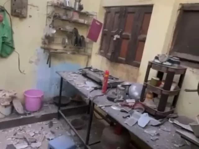 Sonbhadra News: वर्षो से पिता के मकान में रह रही महिला के कमरे में तोड़फोड़, वीडियो हुआ वायरल.
