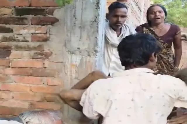 Chandauli News: खेलने के दौरान बच्ची पर गिरा कच्चा मकान, मलबे में दबी बच्ची, मचा कोहराम.