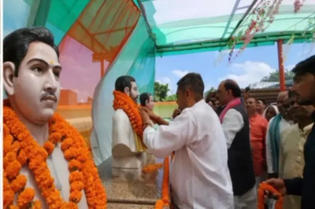 Chandauli News: शहीद स्मारक पर आयोजित श्रद्धांजलि सभा का सपा सांसद ने किया बहिष्कार. Story By: पूर्वांचल भास्कर डेस्क. 