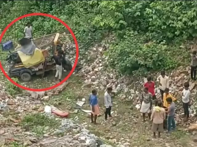 Sonbhadra News: मारकुंडी घाटी में आये दिन होते हादसे से सहमे लोग, ईट लदे ट्रक की टेम्पो से टक्कर, खाई में गिरने से तीन जख्मी.