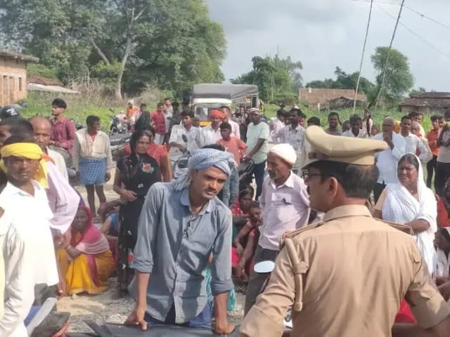 Sonbhadra News: कोन ब्लॉक में उर्वरक नदारत, कचनरवा सचिव मोबाइल बंद कर हुए फरार, किसानों में भारी आक्रोश, किया चक्कजाम.