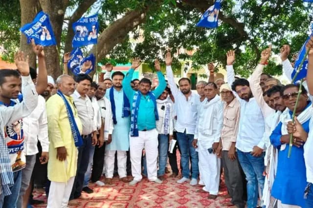 Chandauli News: संविधान निर्माता बाबा साहब की प्रतिमा स्थापित कराए जाने को लेकर बसपा ने किया प्रदर्शन.
