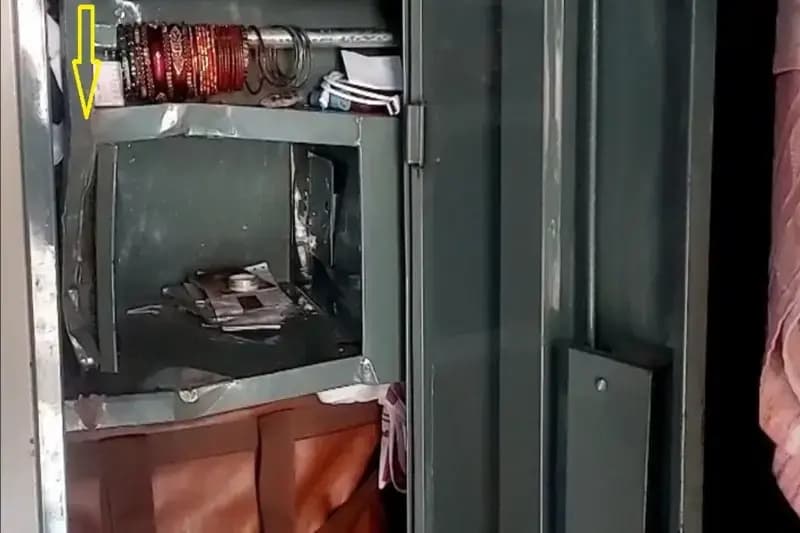 Chandauli News: घर में घुसे चोरों ने नकदी और जेवरात पर हाथ साफ किया.